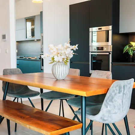 Elegance & Excitement Luxury Downtown Escape *