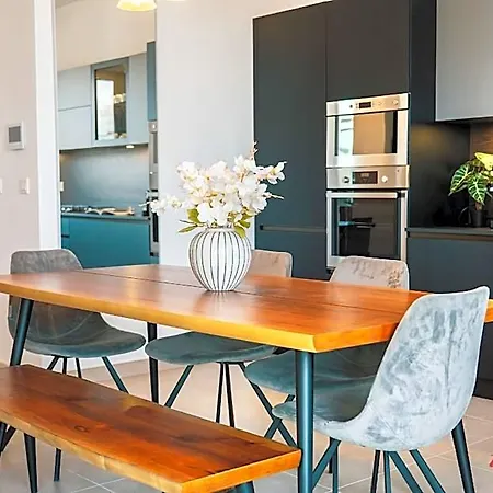 Apartment Elegance & Excitement Luxury Downtown Escape *